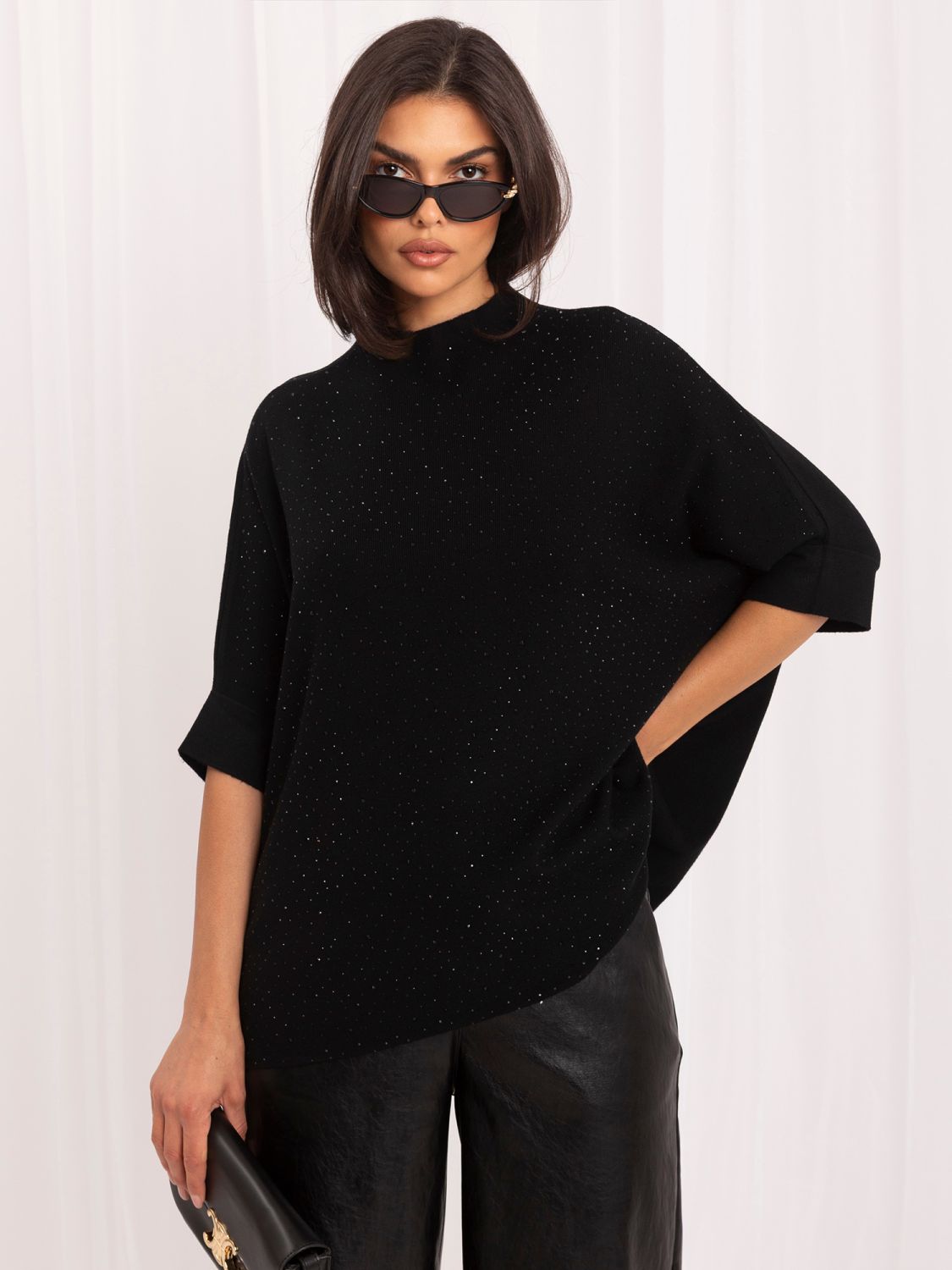 Pulover elegant negru cu aplicație și guler înalt