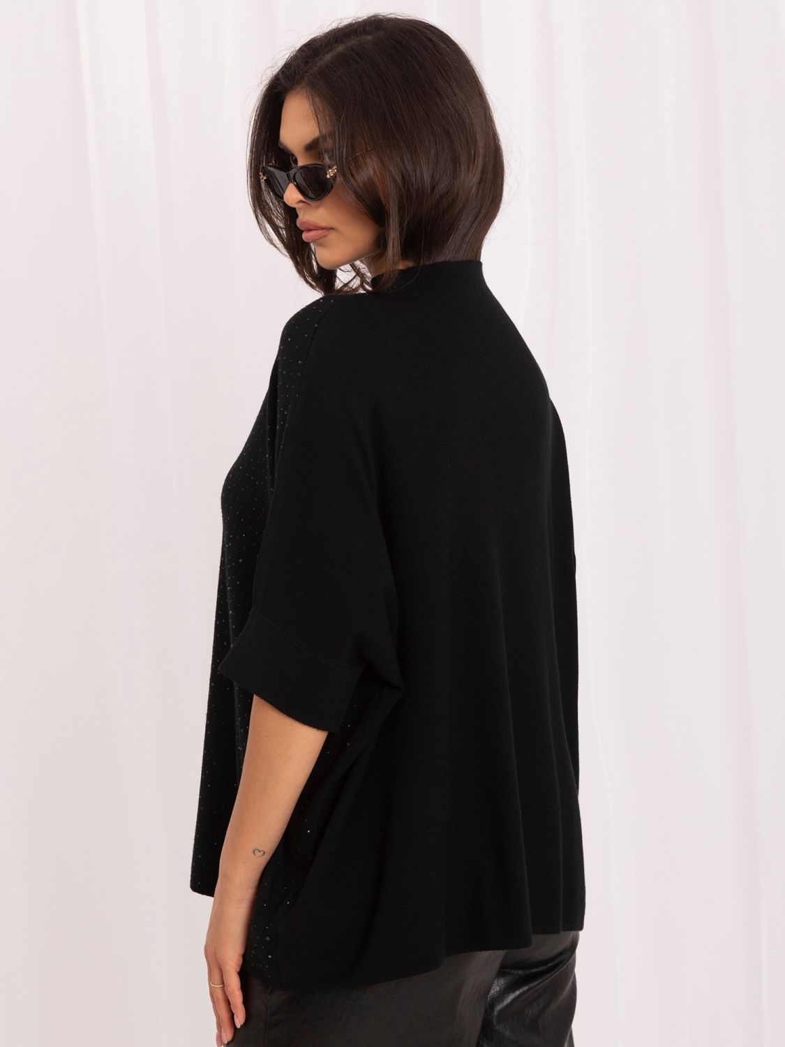 Pulover elegant negru cu aplicație și guler înalt
