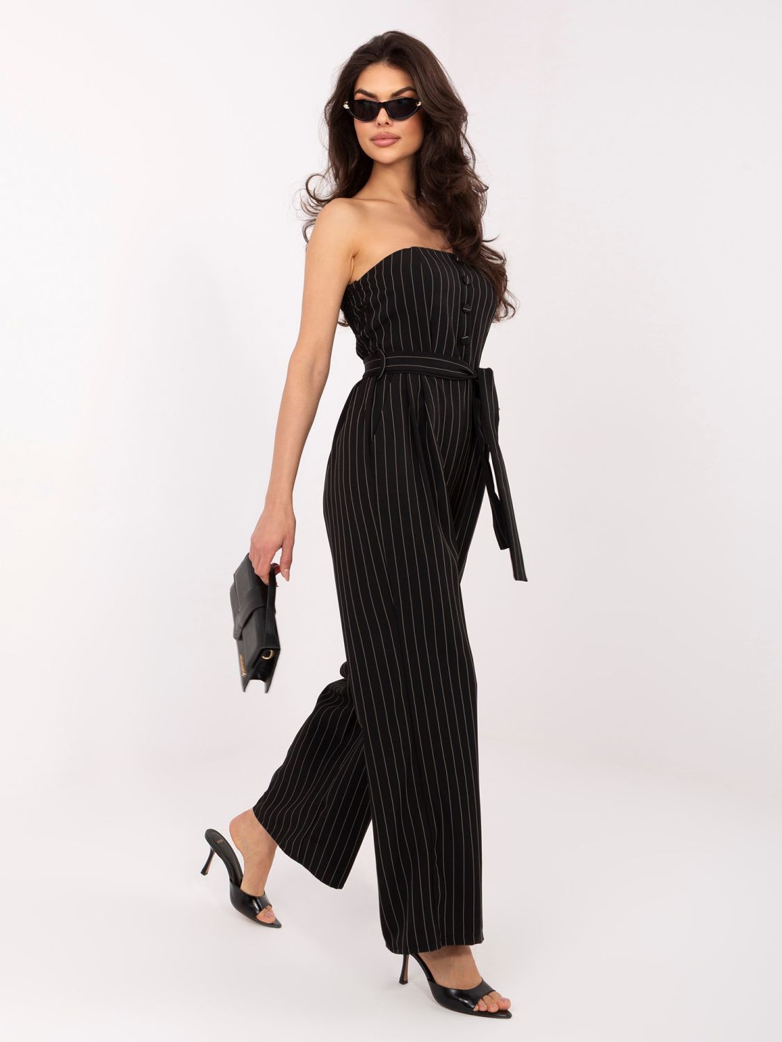 Salopetă neagră cu dungi, curea și pantaloni largi