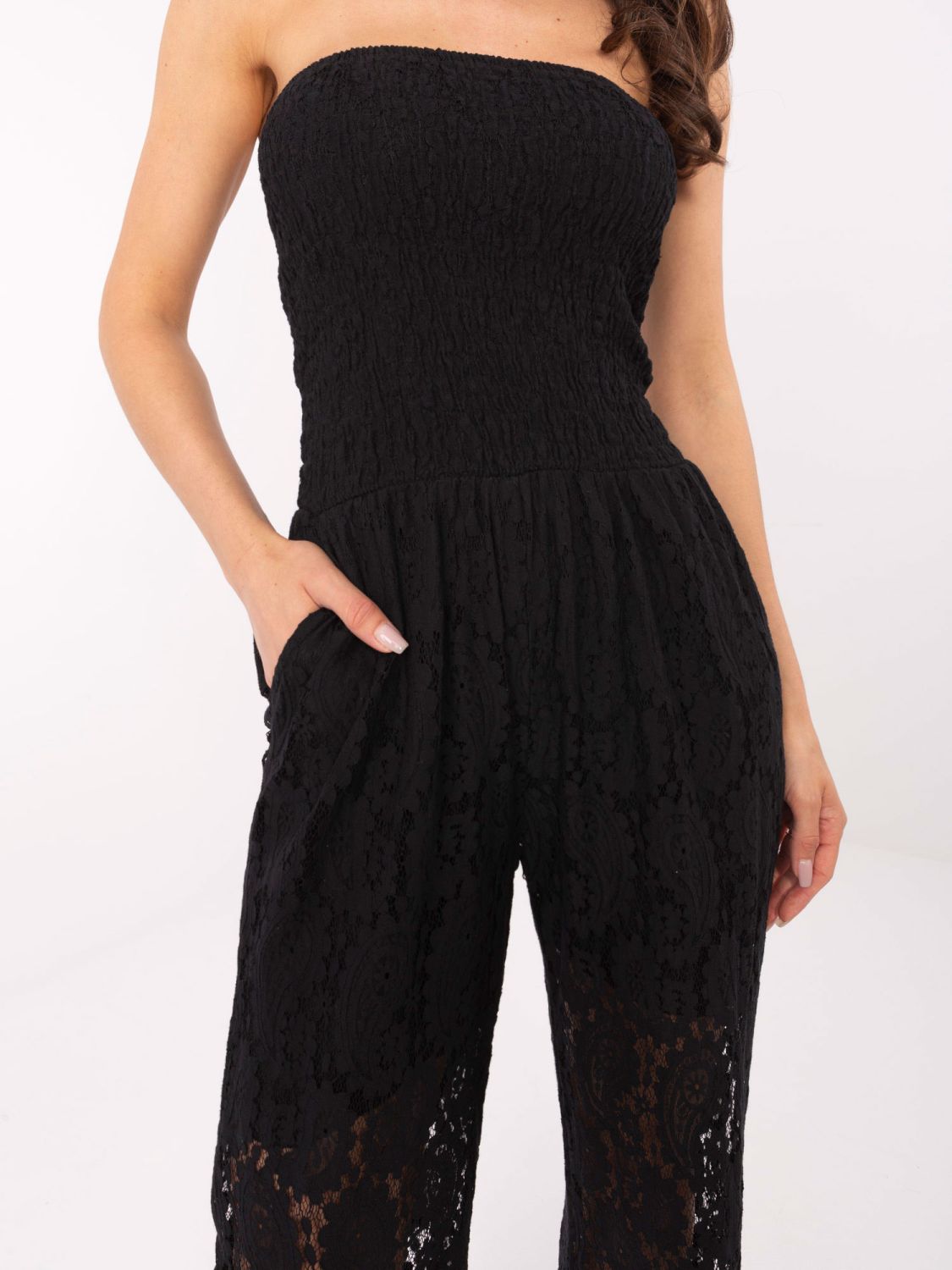 Salopetă neagră elegantă cu dantelă