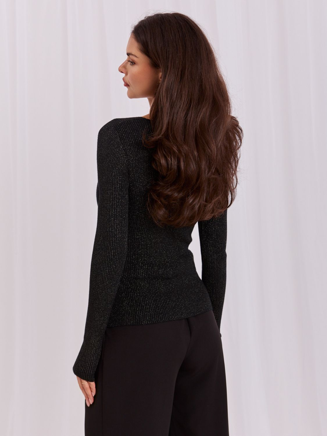 Pulover elegant negru cu decolteu petrecut