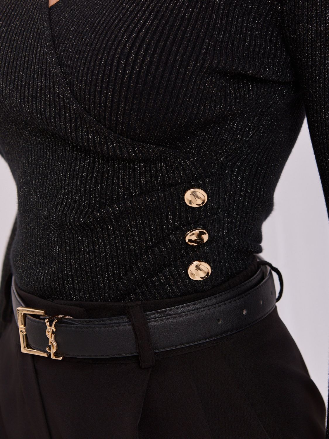 Pulover elegant negru cu decolteu petrecut