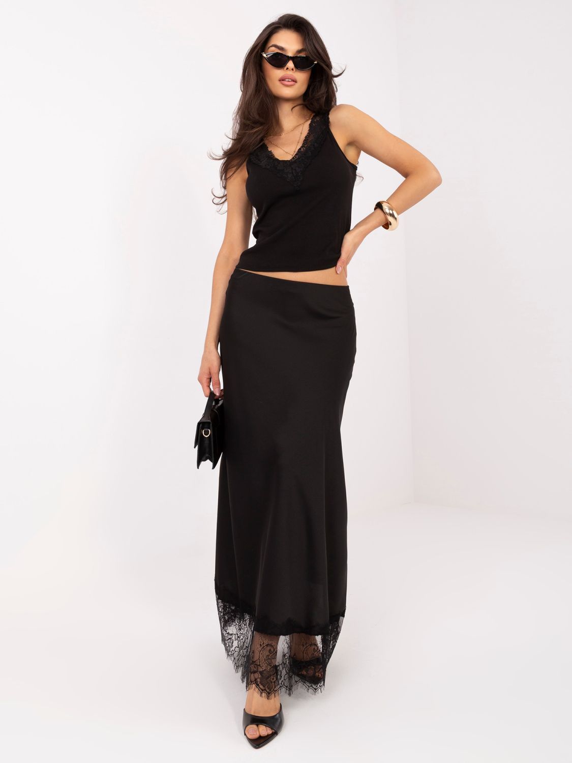 Top negru cu nervuri, dantelă și decolteu în V