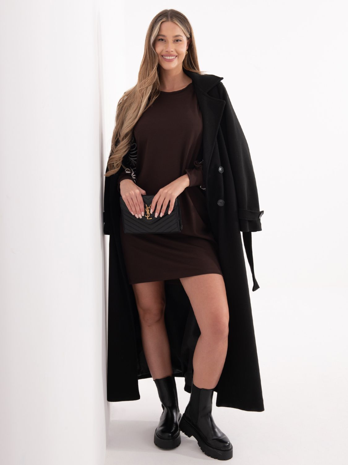 Rochie scurtă maro cu broderie și mâneci bufante