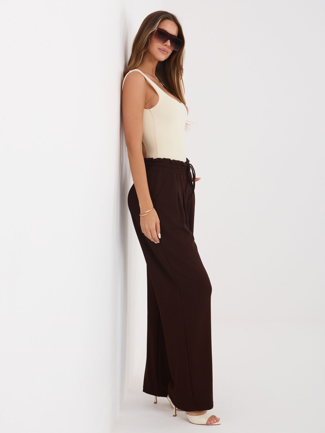 Pantaloni maro cu dungi