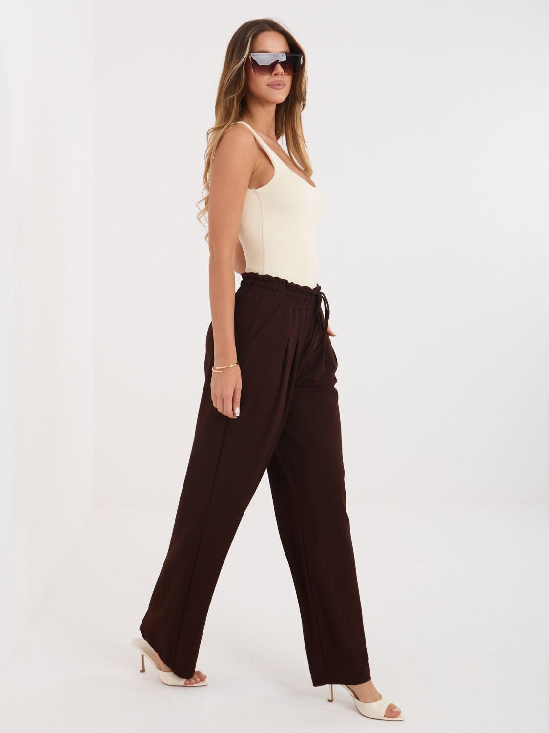 Pantaloni maro cu dungi