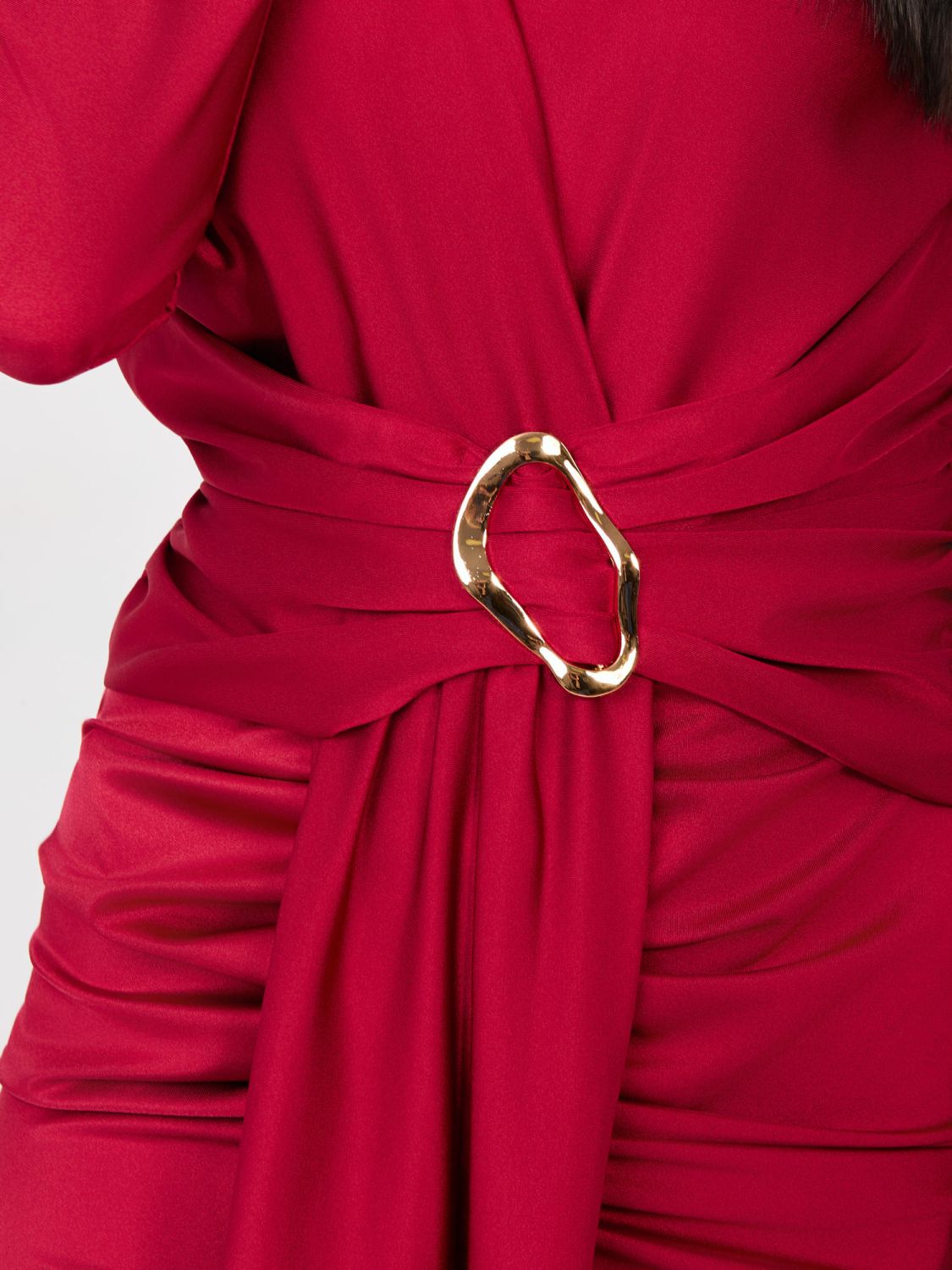 Rochie maxi elegantă roșie cu mâneci lungi și decolteu petrecut