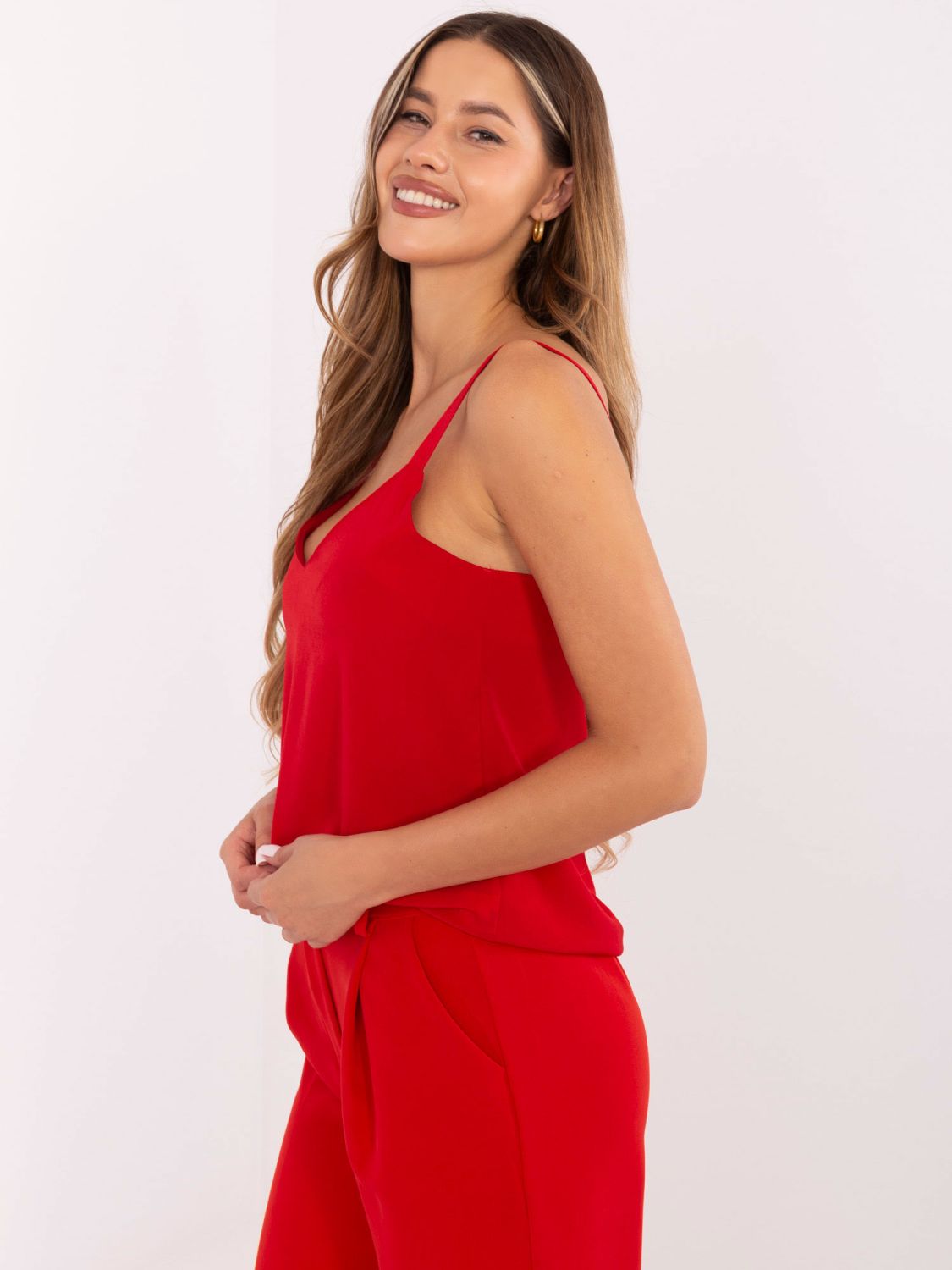 Top roșu elegant cu decolteu în V