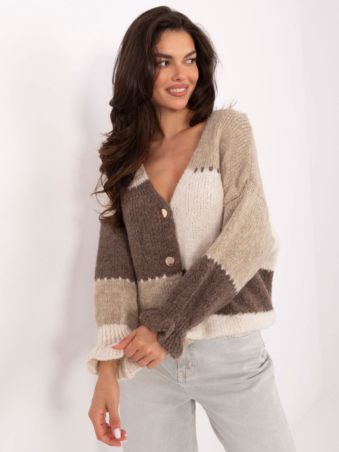 Pulover bej cu dungi, volan și decolteu în V