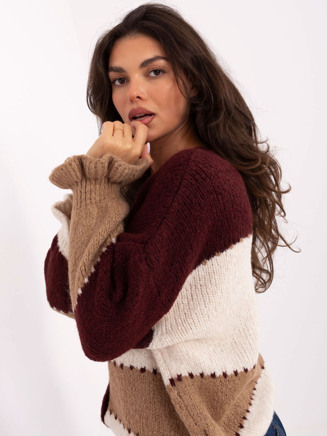 Pulover bordo în dungi cu volan și decolteu în V