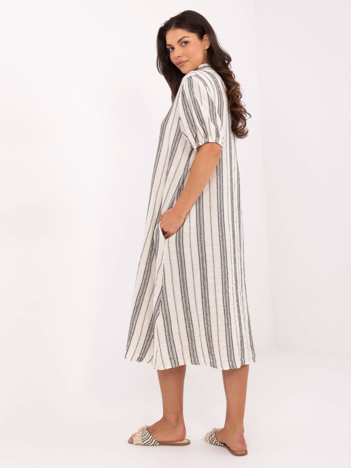 Rochie oversize cu decolteu în V în combinație alb-negru