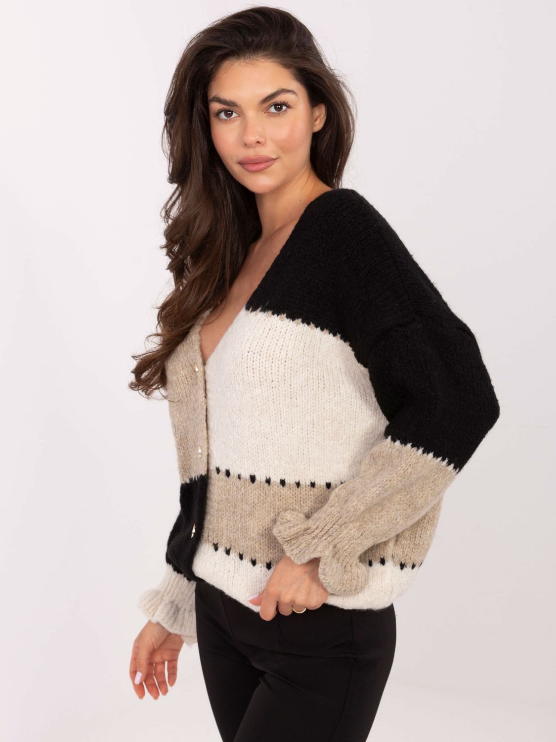 Cardigan negru-bej în dungi cu volan și decolteu în V