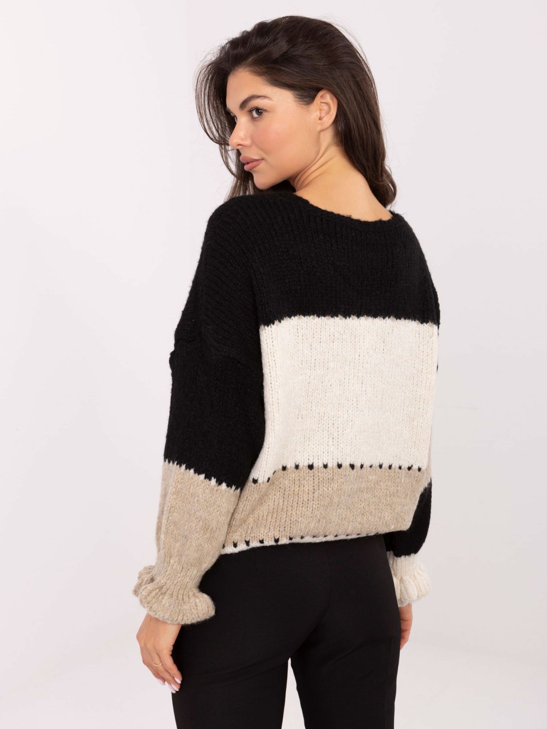 Cardigan negru-bej în dungi cu volan și decolteu în V