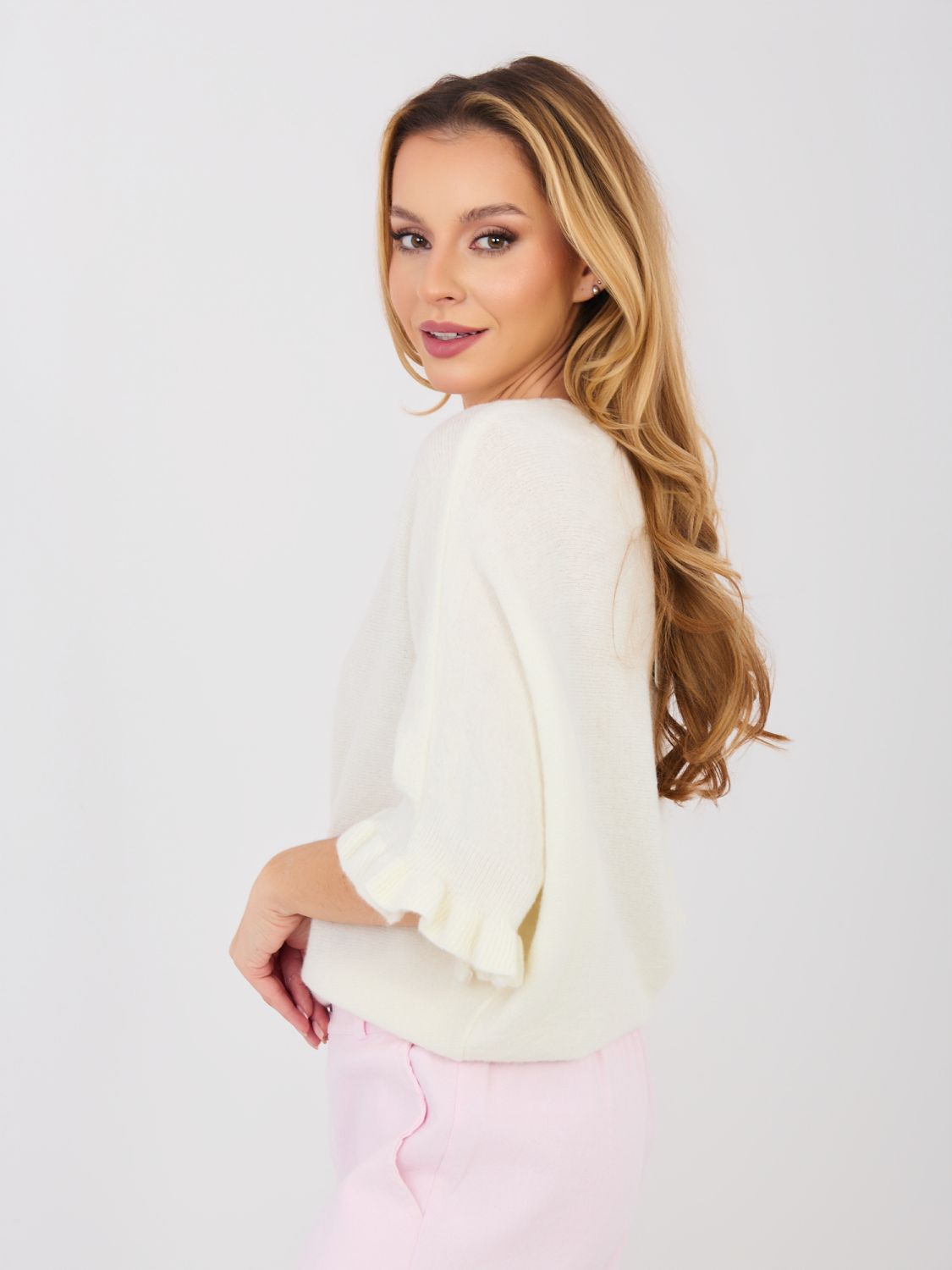 Pulover ecru cu mâneci 3/4 și volan