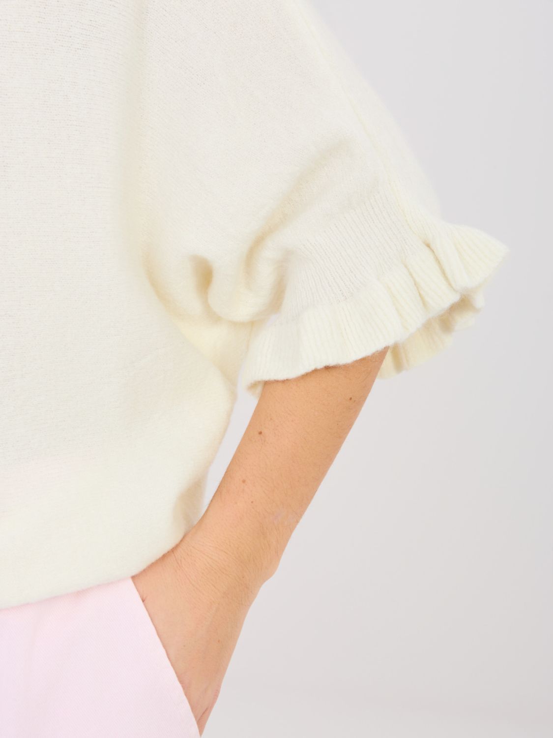 Pulover ecru cu mâneci 3/4 și volan