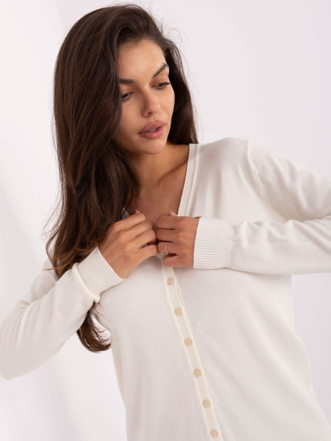 Pulover elegant ecru cu decolteu în V