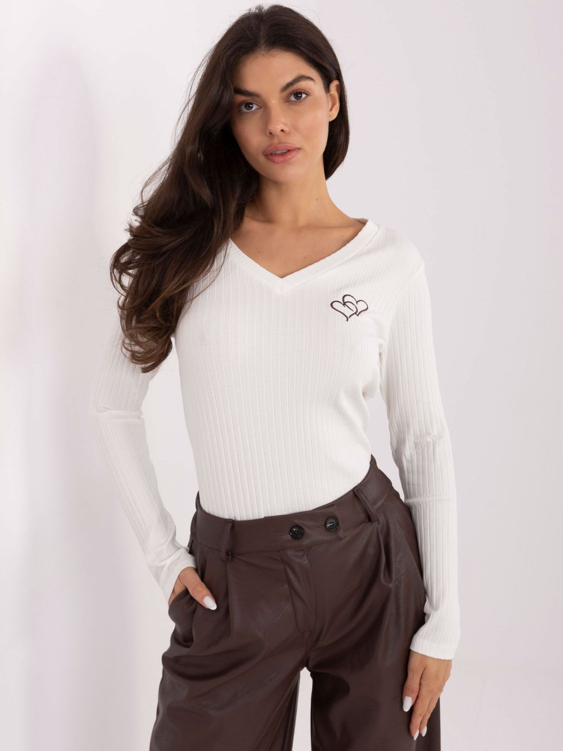 Bluză albă cu broderie și decolteu în V