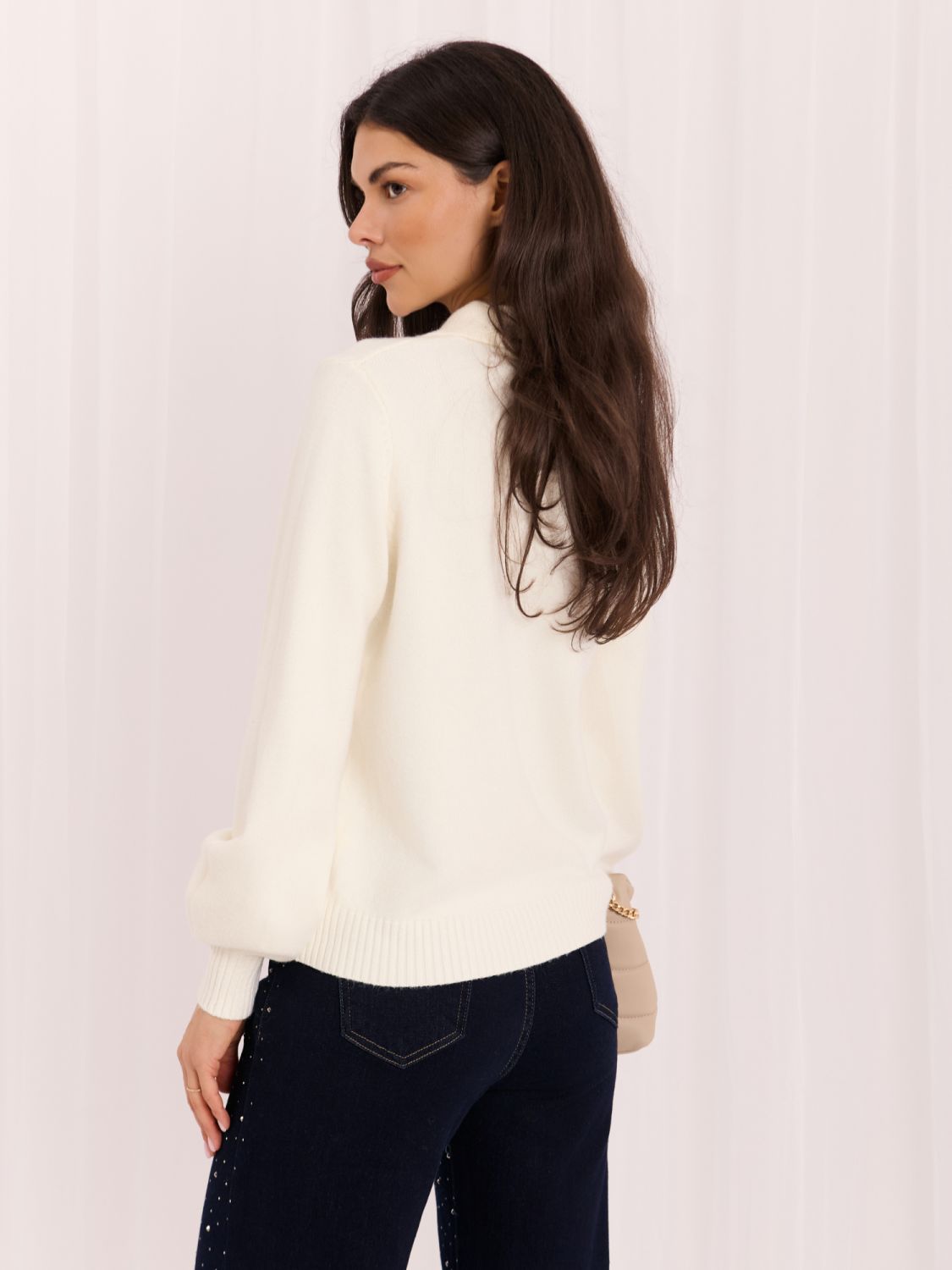Pulover elegant ecru cu guler și nasturi