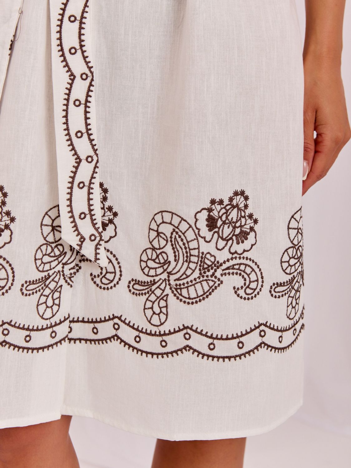 Rochie ecru evazată cu broderie și curea