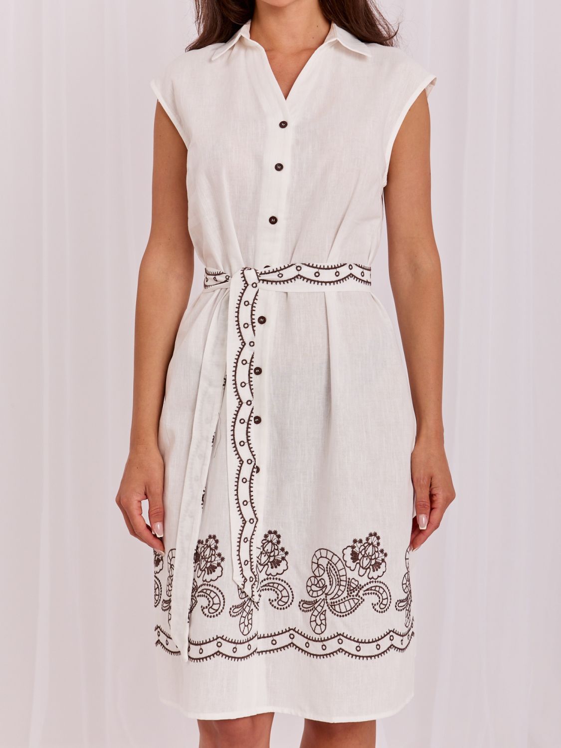 Rochie ecru evazată cu broderie și curea
