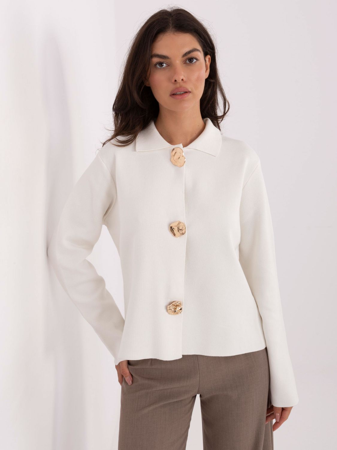 Pulover elegant ecru cu guler și închidere cu capse