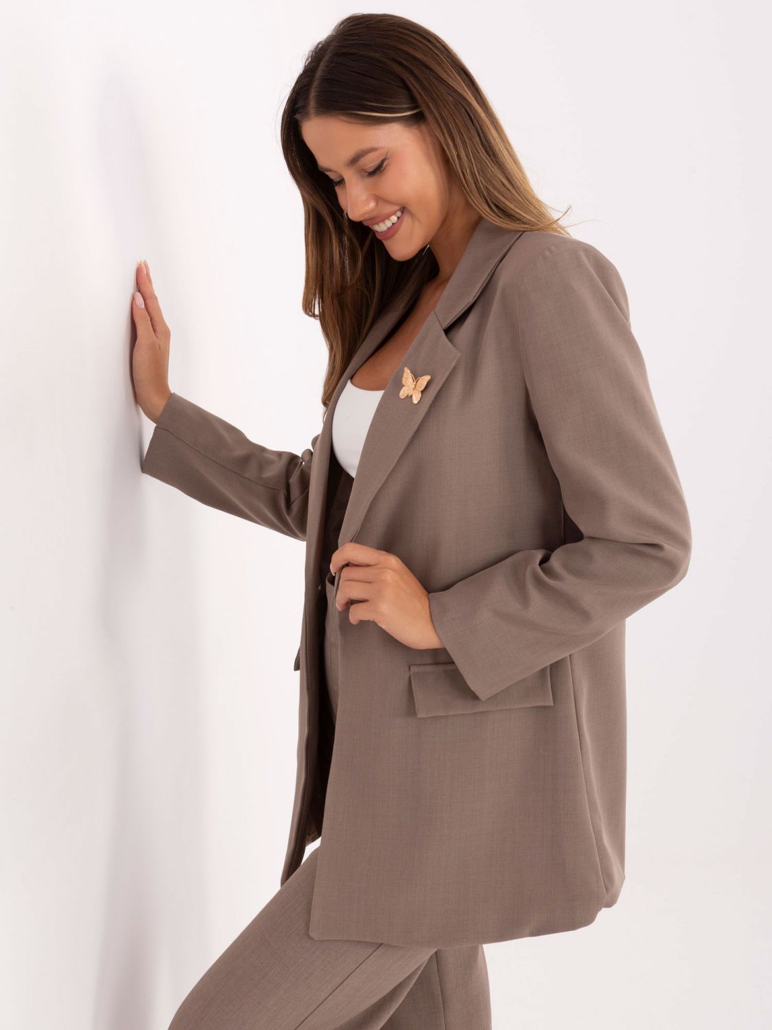 Sacou elegant bej cu căptușeală și broșă