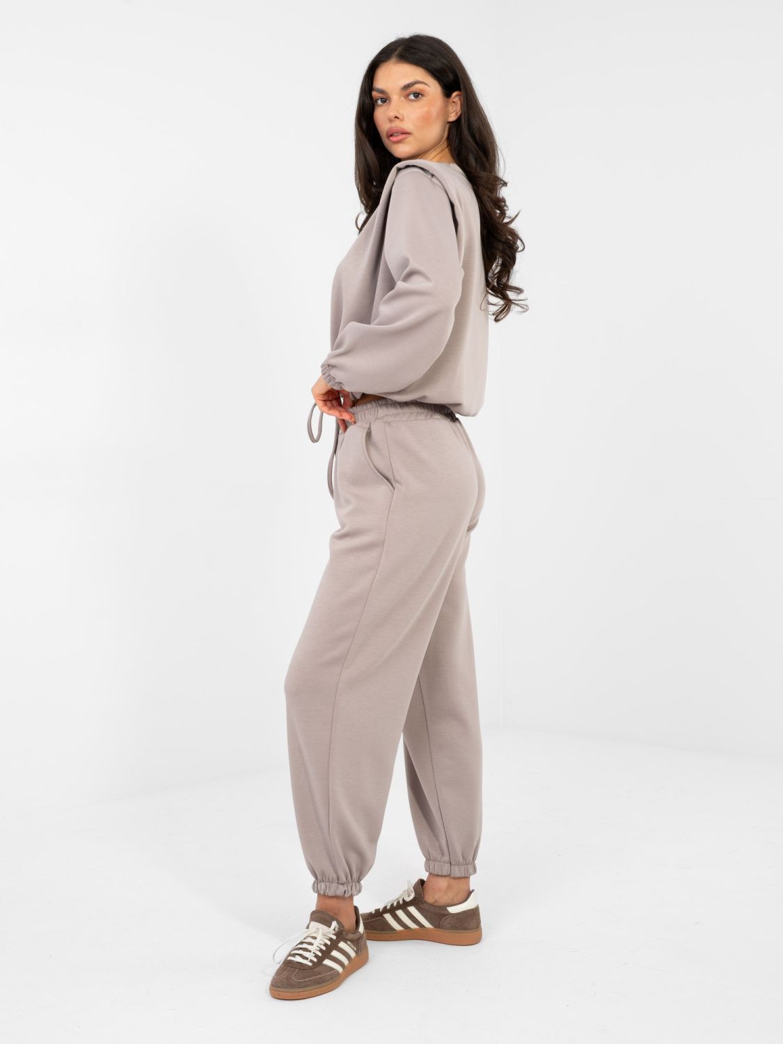 Set bej cu legare și mâneci lungi