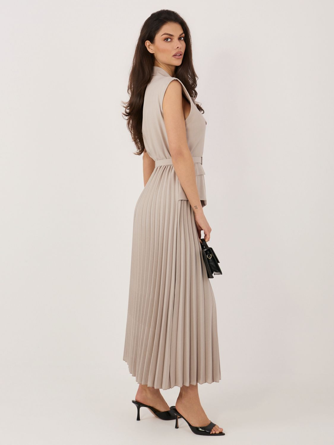 Rochie midi elegantă bej cu curea și paiete