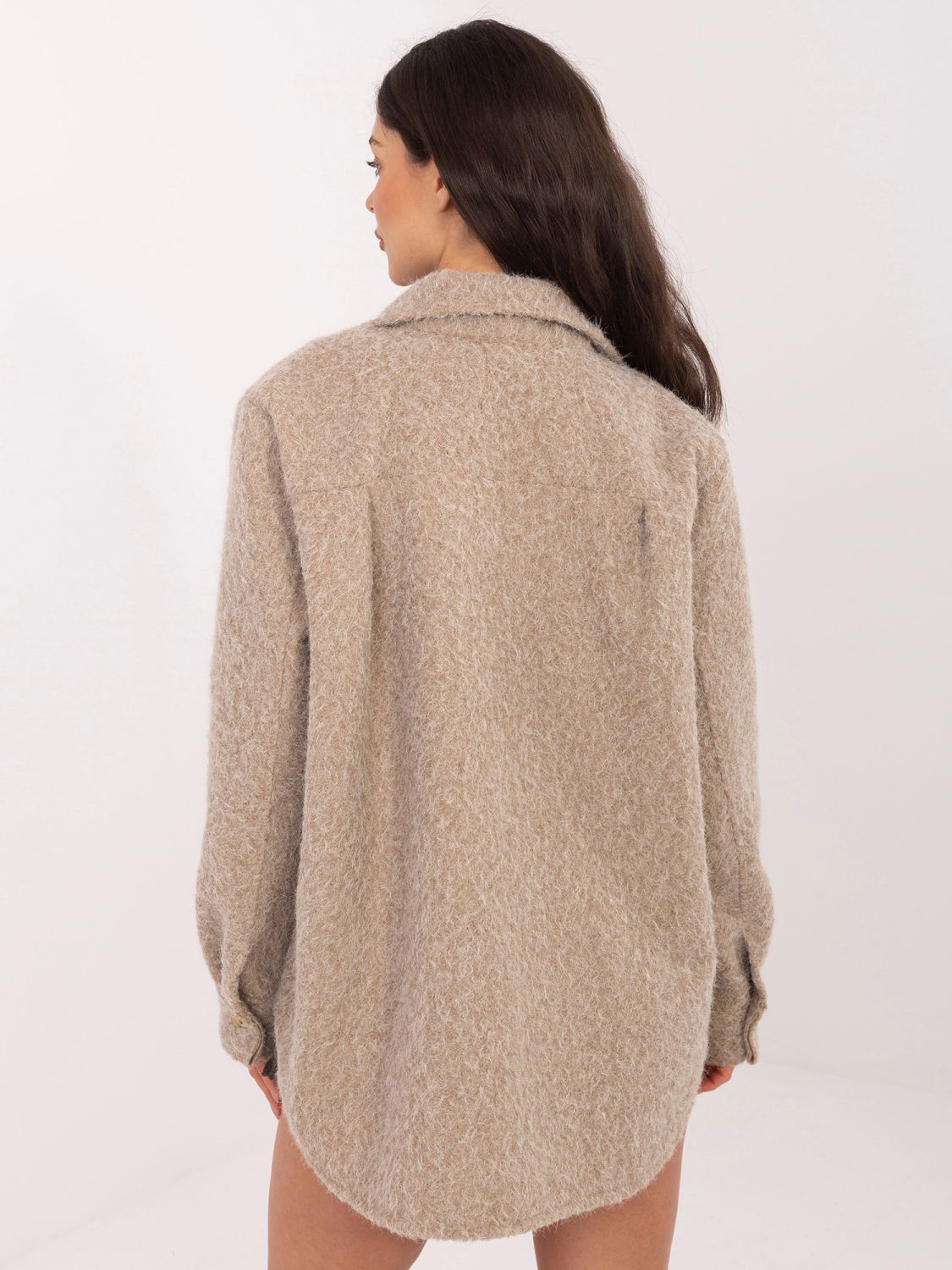 Geacă bej de tranziție cu guler și buzunare