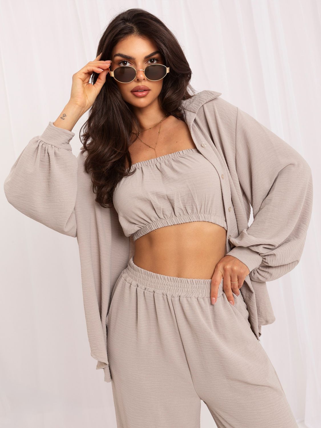 Set bej cu top, cămașă și pantaloni