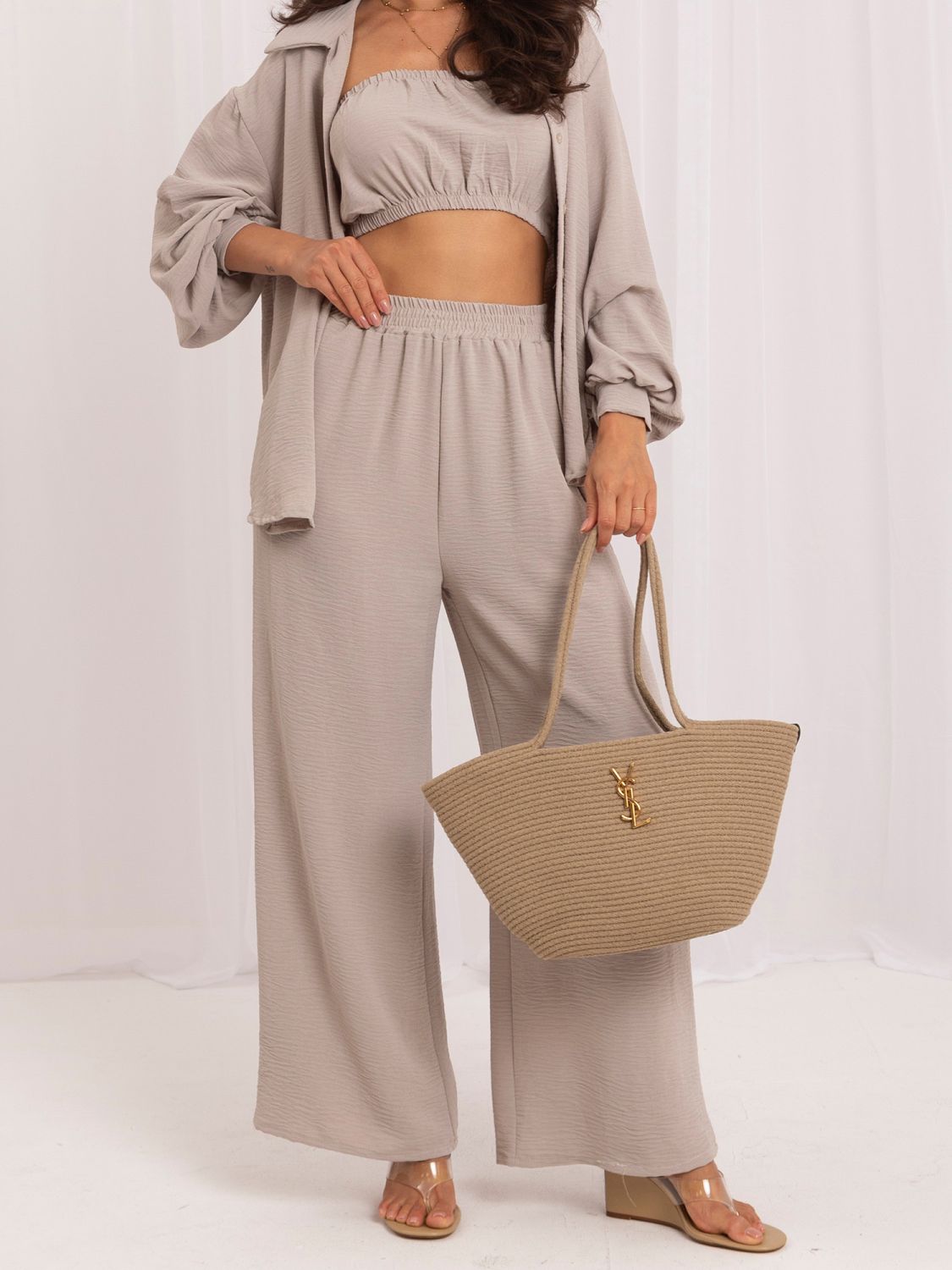 Set bej cu top, cămașă și pantaloni