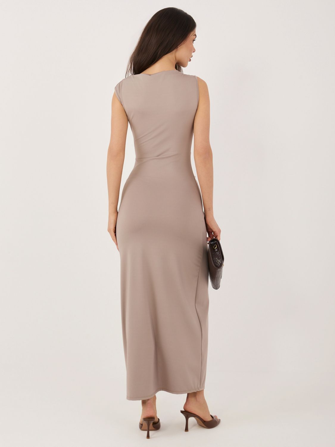 Rochie midi elegantă bej cu decolteu tip cascadă