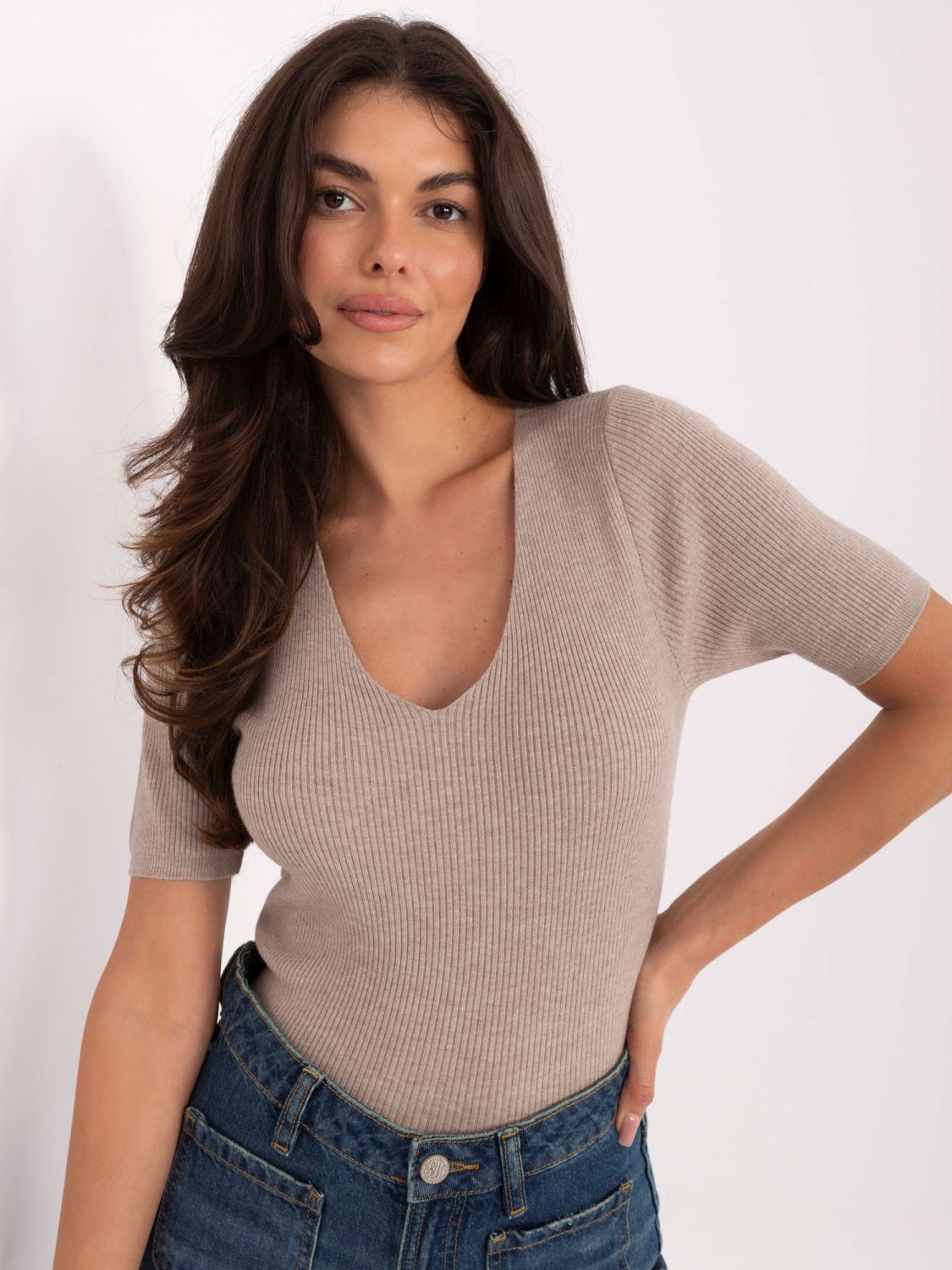 Pulover bej cu model reiat și decolteu în V