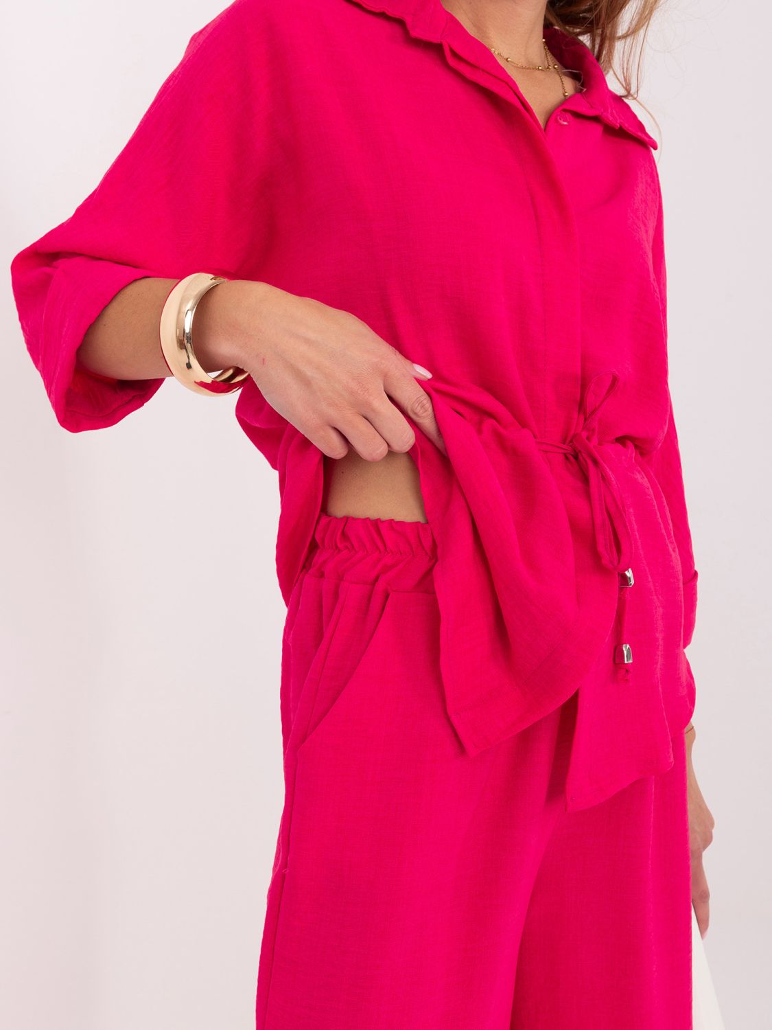 Set elegant roz cu cămașă și pantaloni largi