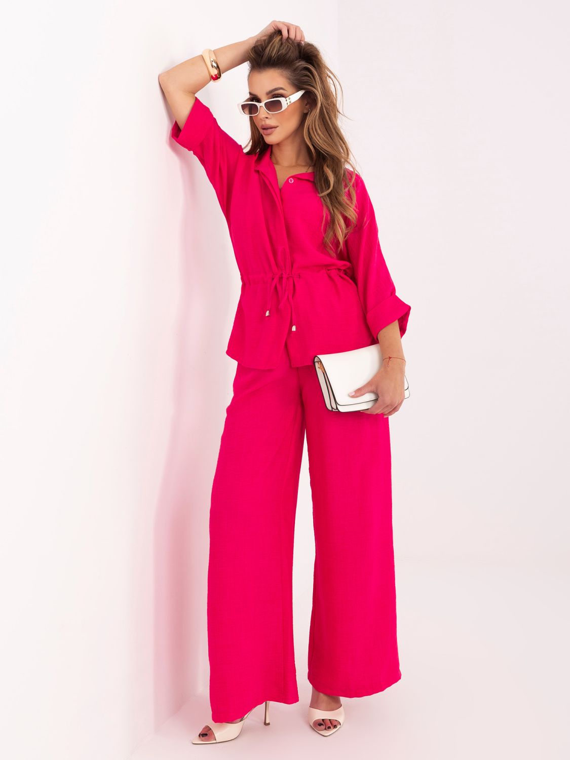 Set elegant roz cu cămașă și pantaloni largi