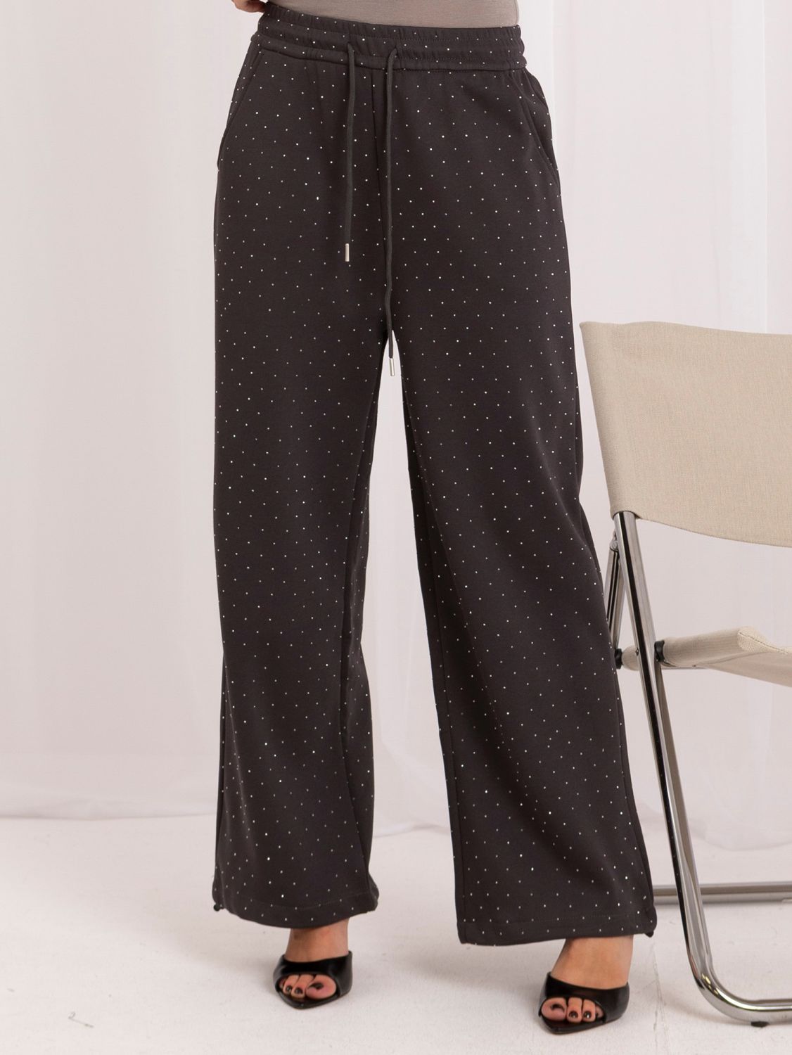 Pantaloni de trening largi grafit cu aplicație