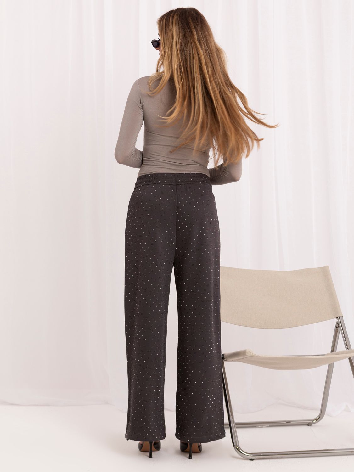 Pantaloni de trening largi grafit cu aplicație