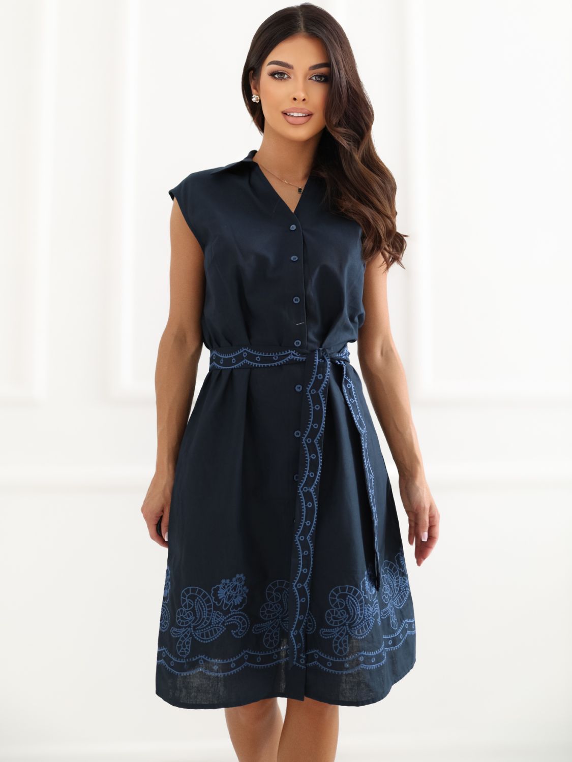Rochie albastră evazată cu broderie și curea