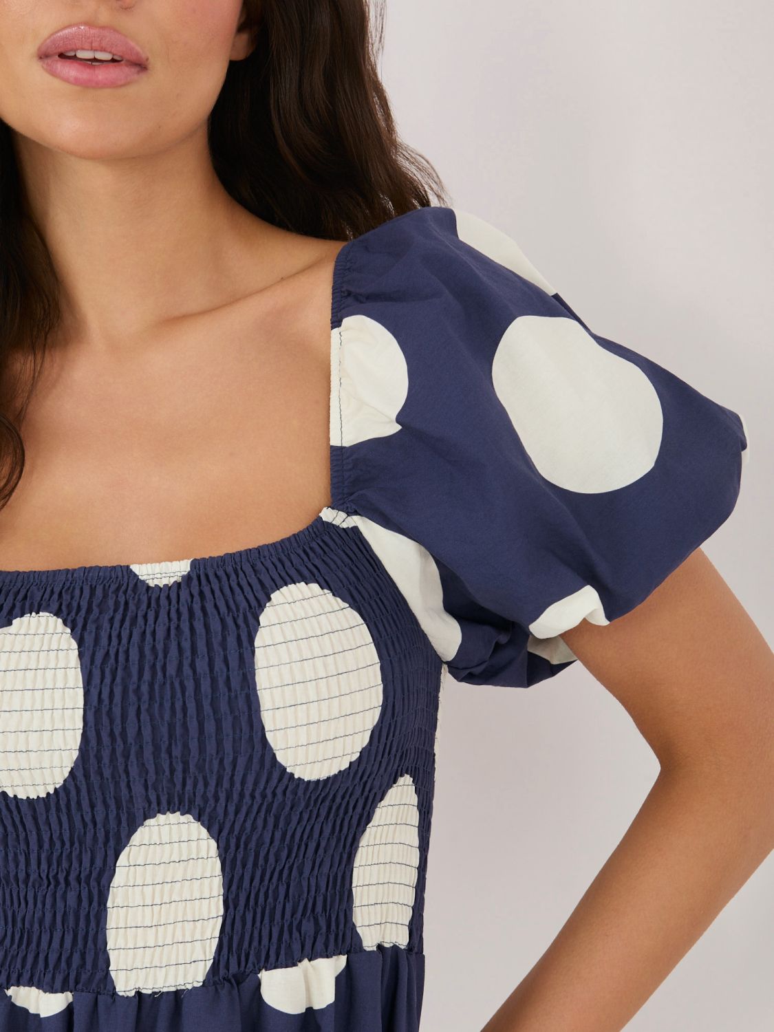 Rochie maxi bleumarin cu buline și umeri goi