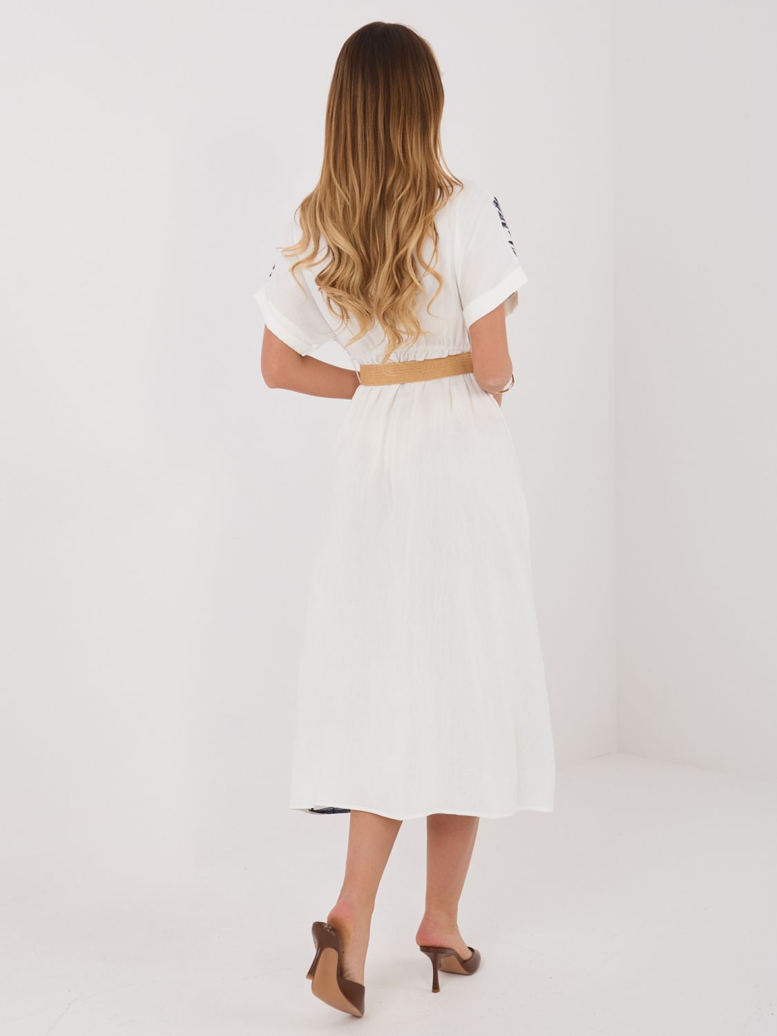 Rochie midi cămașă alb-bleumarin cu broderie și curea