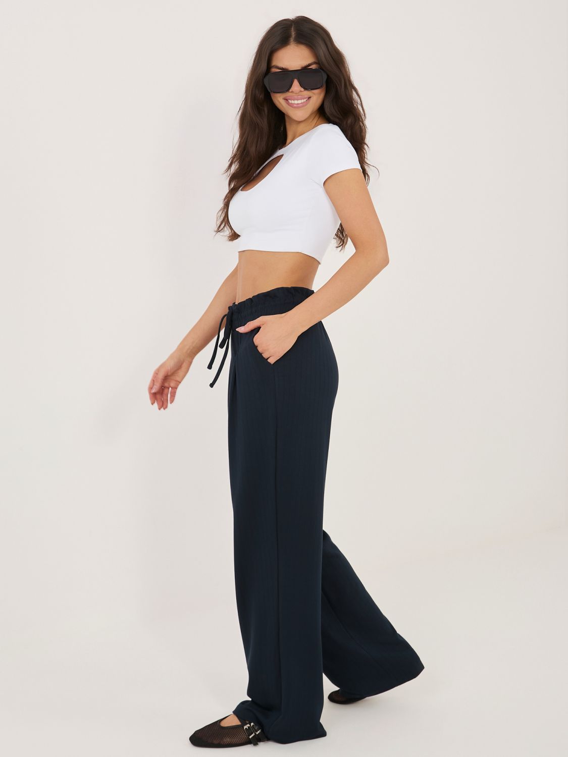 Pantaloni albaștri cu dungi și talie înaltă