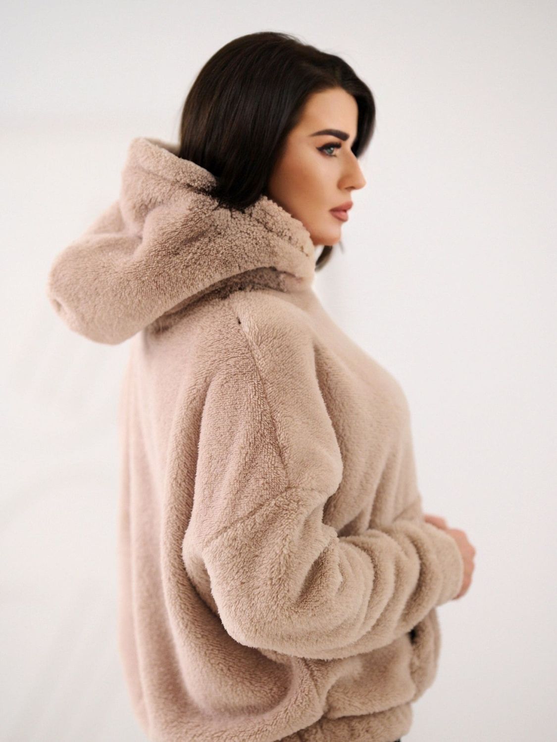 Hanorac bej cu glugă și buzunar