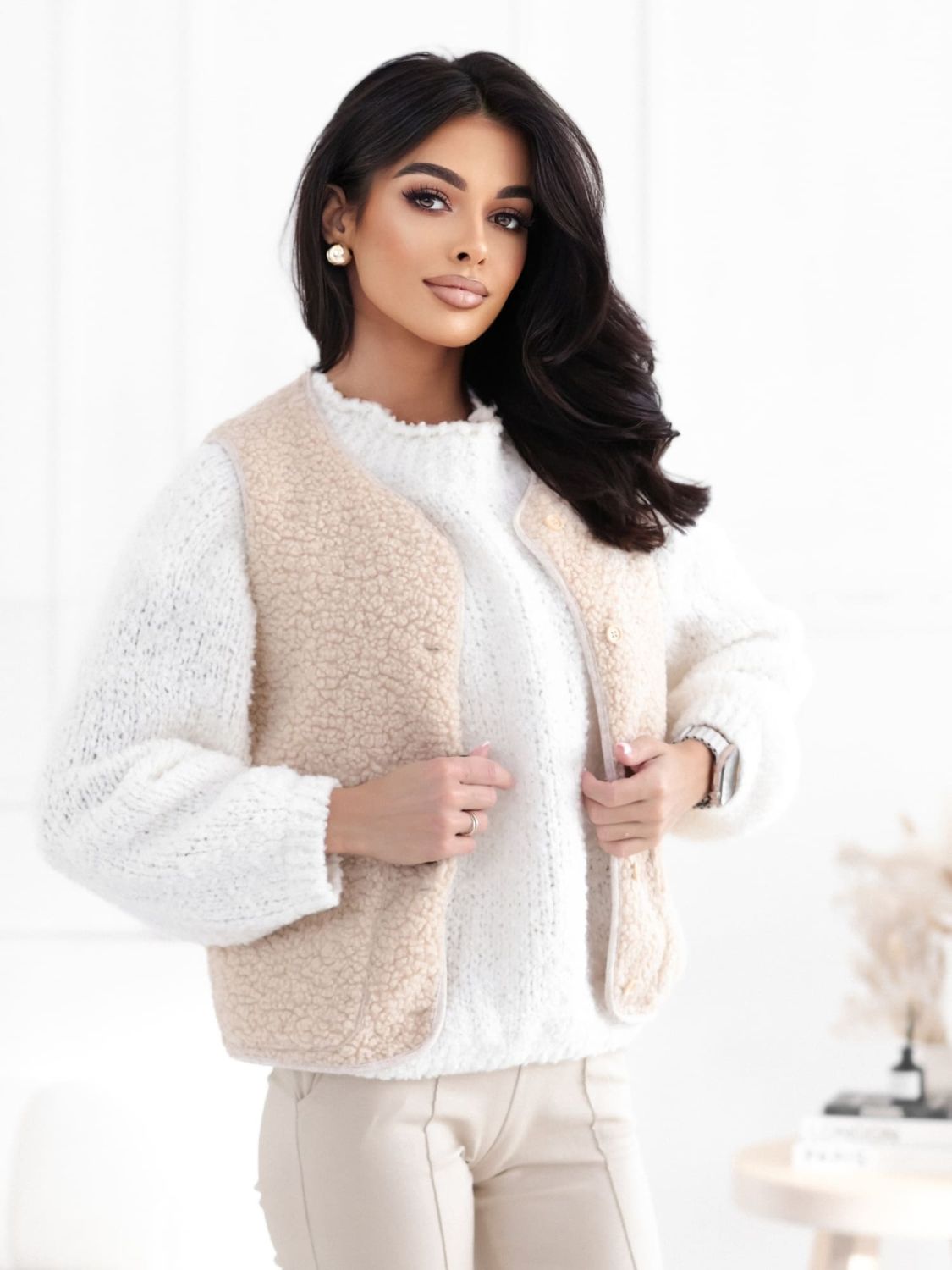 Vestă bej din blană ecologică cu nasturi