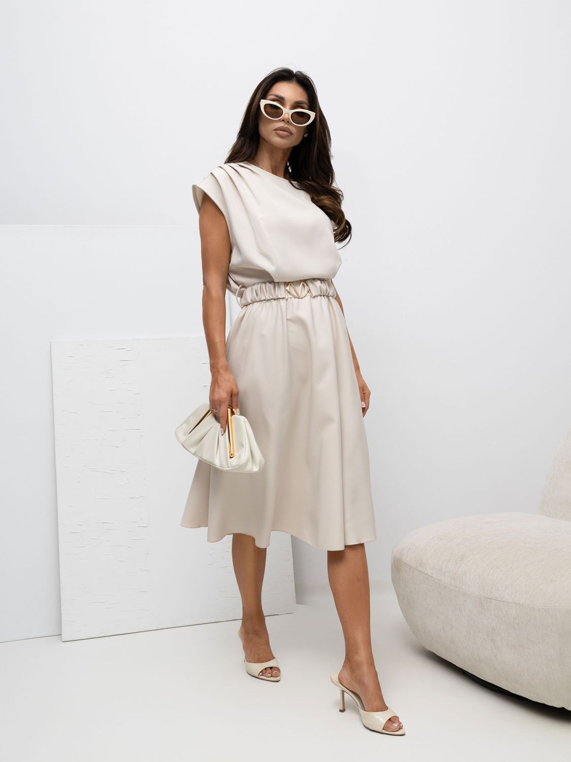 Rochie midi bej evazată cu curea