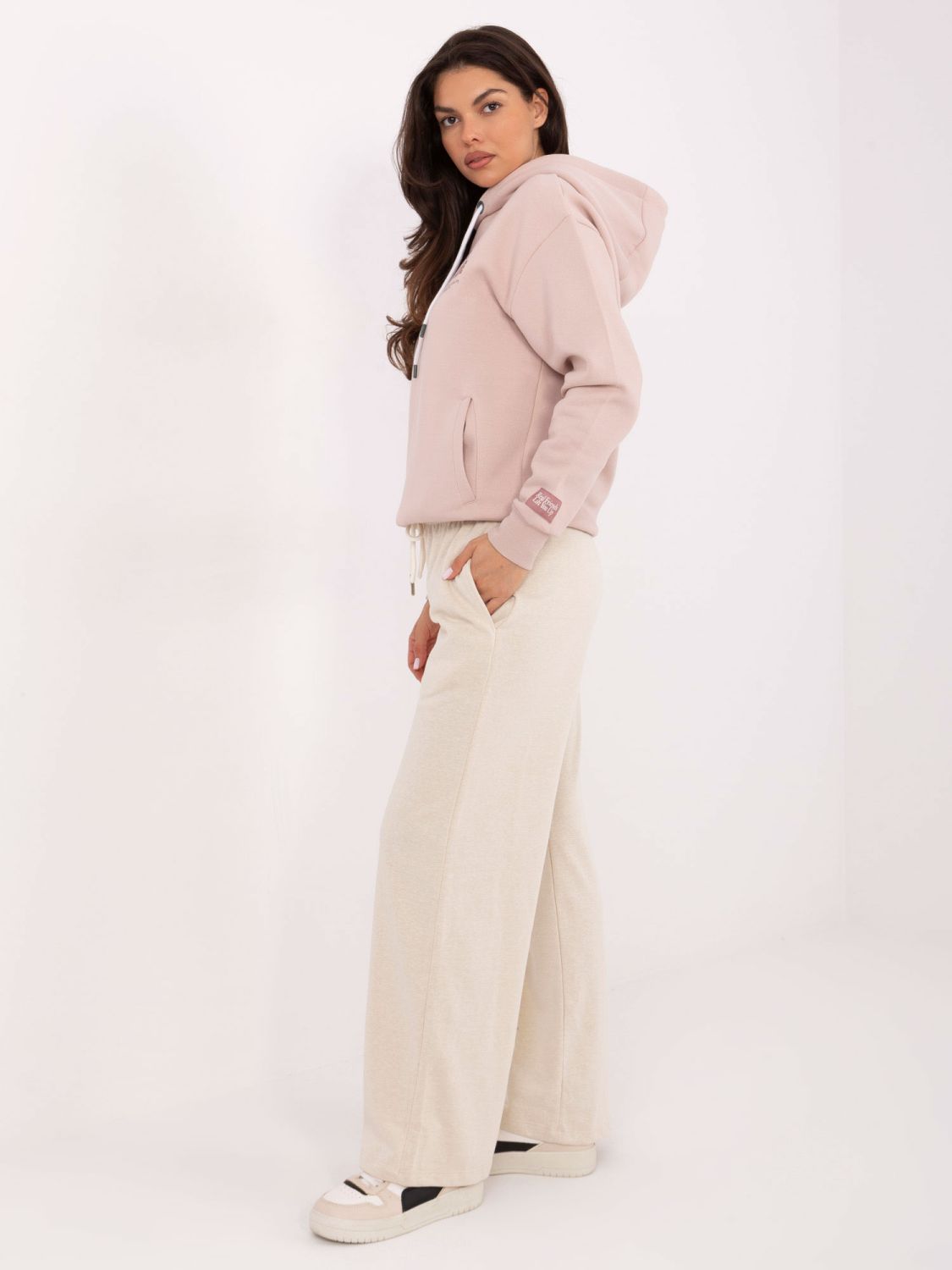 Pantaloni de trening bej cu buzunare laterale