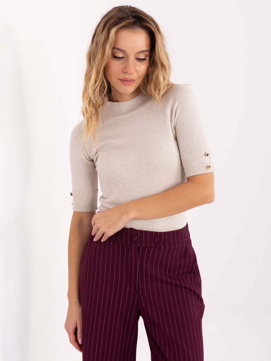 Pulover bej elegant cu guler înalt și mâneci scurte