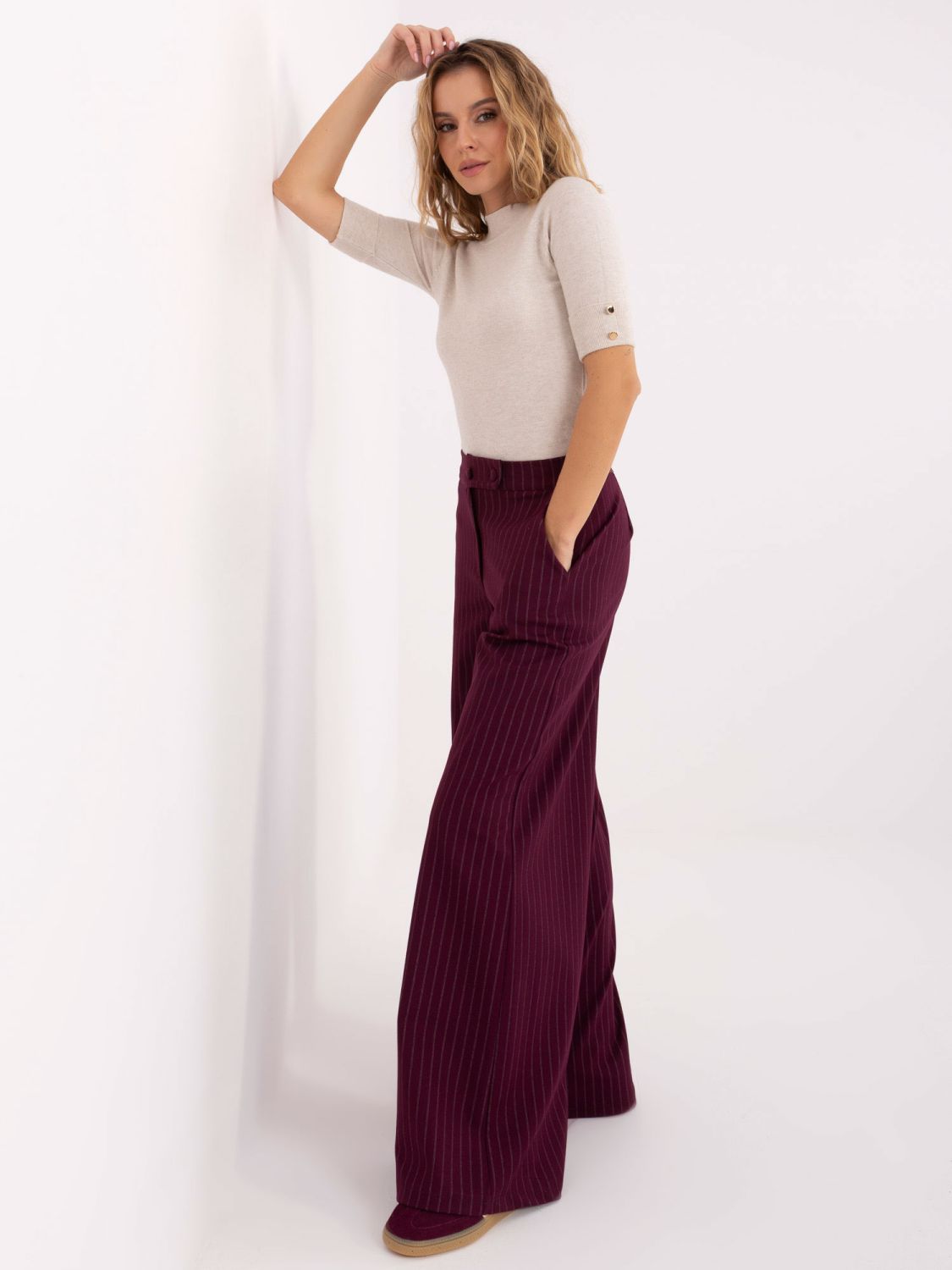 Pulover bej elegant cu guler înalt și mâneci scurte