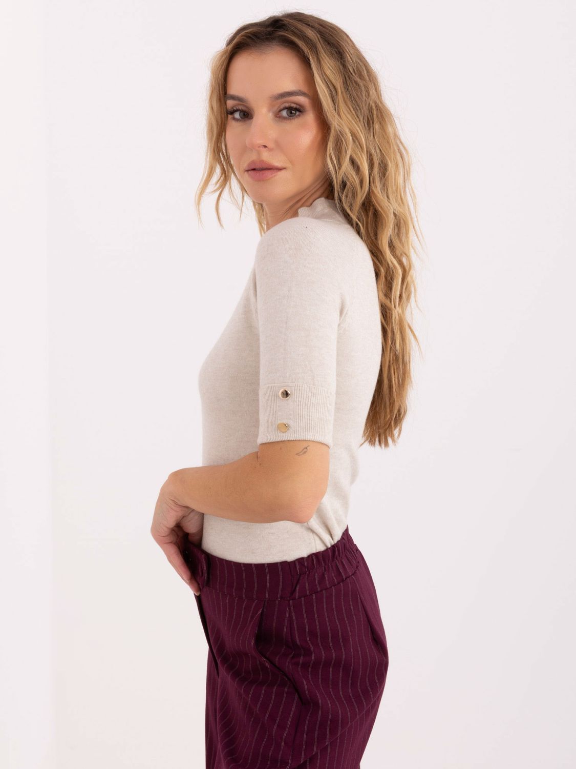 Pulover bej elegant cu guler înalt și mâneci scurte