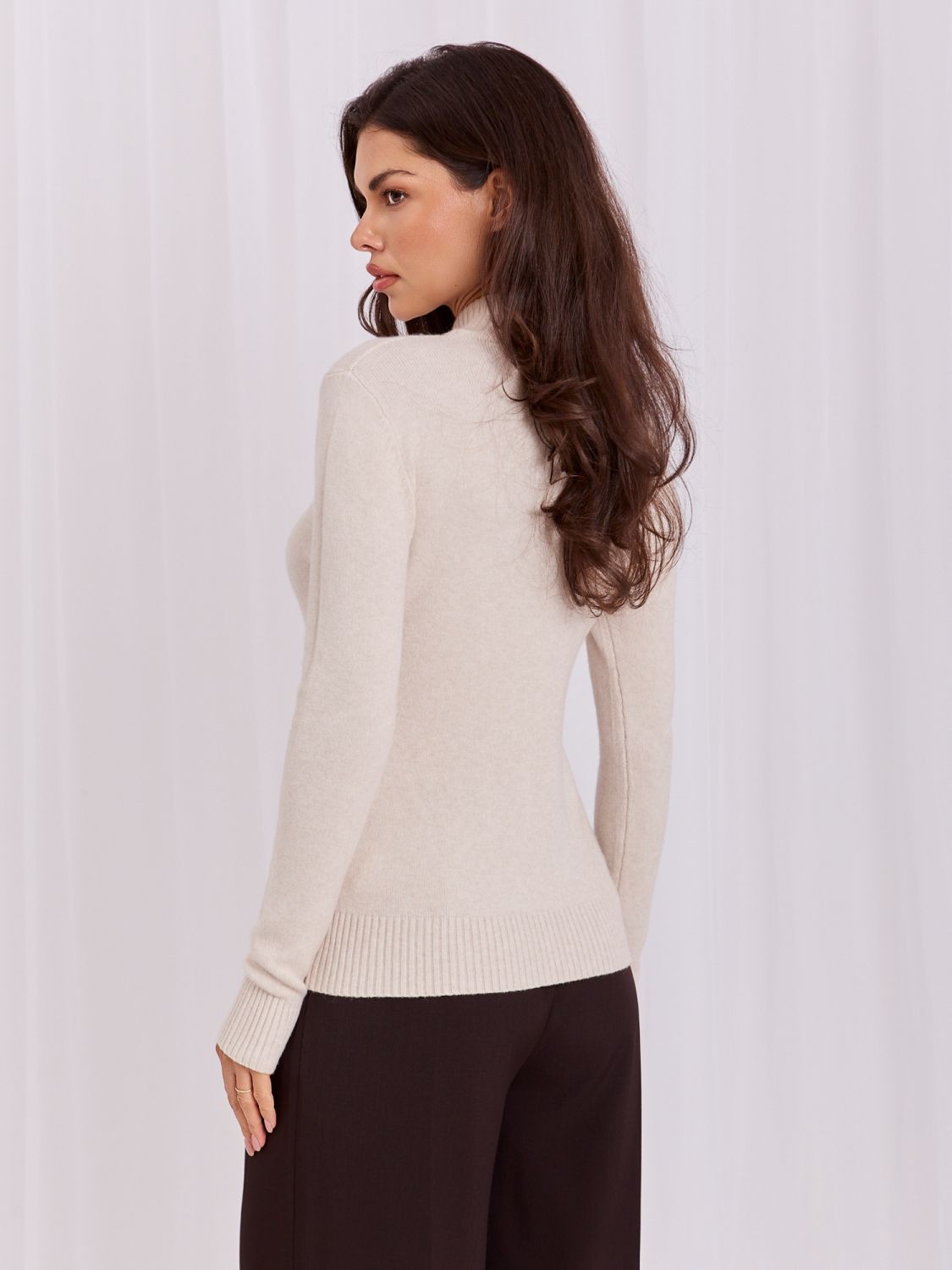 Pulover elegant bej cu guler înalt și zirconii