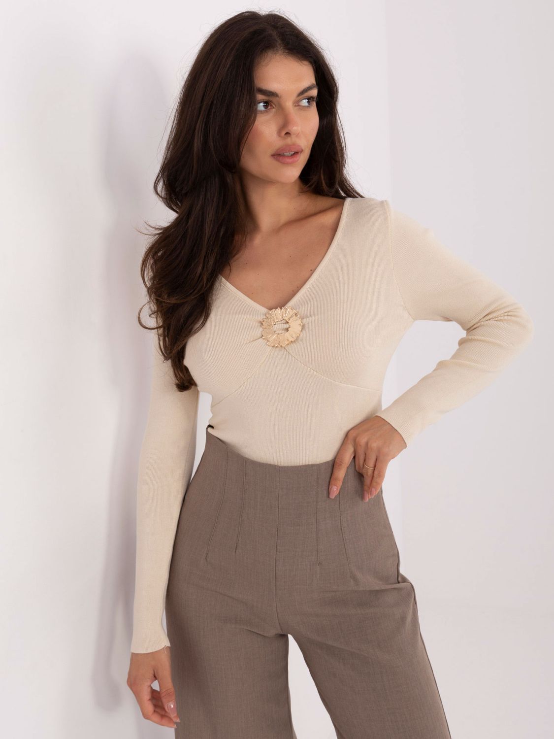 Pulover bej elegant cu decolteu în V